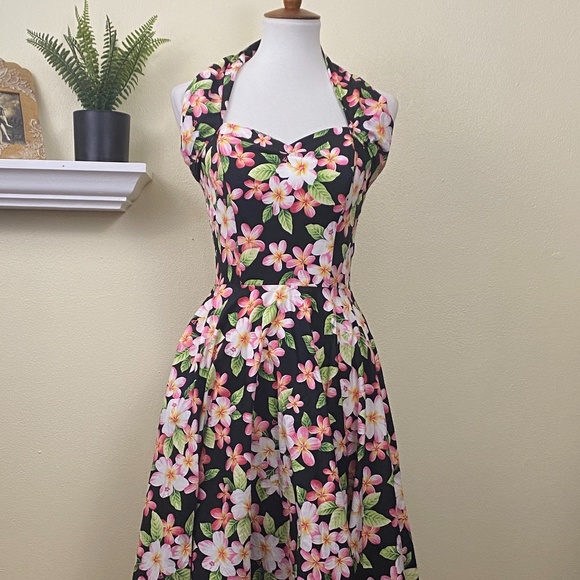 Vivien Holloway Dresses & Skirts - Vivien Holloway halter dress